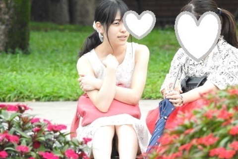 お座りお姉さん発見！！（ＦＨＤ）大変です！！パンツが見えて...