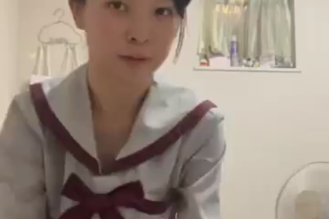 でべその制服コスプレの子がオナニー