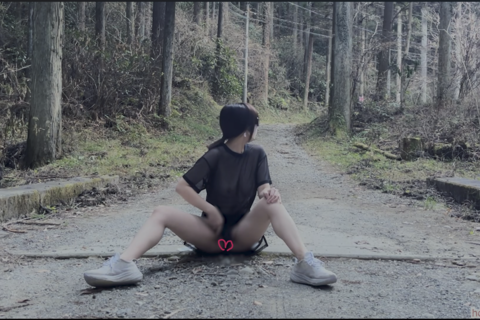 野外ゲリラ露出オナニー　道路の真ん中で裸で自慰行為をエロ自撮り