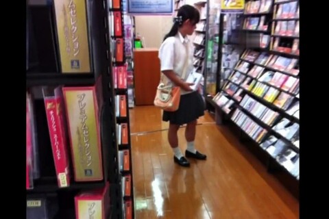 パンチラに命を懸けた変態の末路...48