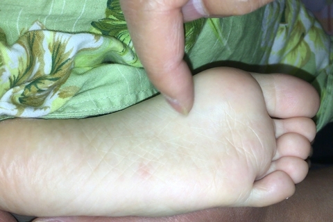 動画A,B 寝ている妹の足裏をこちょこちょ、舐めたりする。