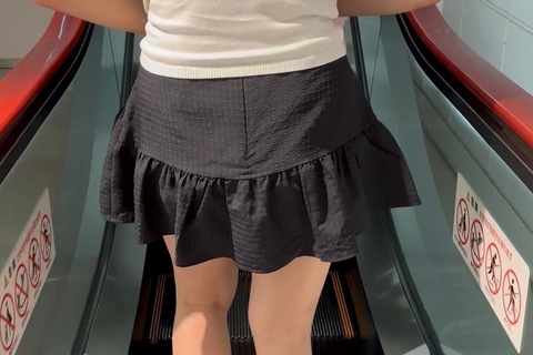 お尻のはみ出したミニスカ2人