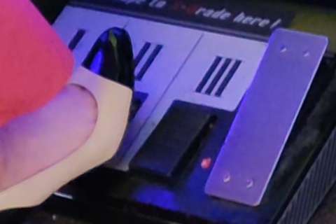 渚ちゃんのゲーセンでペダル踏みまくり　ギタドラ、カーレース編