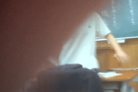 ショートヘア少女の体育着姿