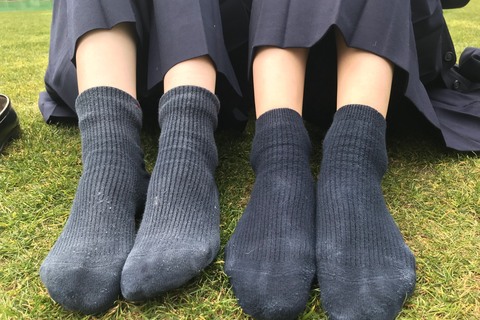 制服姿でリラックス　靴下＆素足の自然な姿