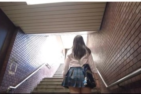 スカート短すぎな制服女子　ミニスカ　パンチラ　生パン　フロント　逆さ