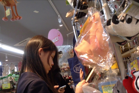 制服女子を見つめる　41