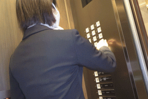 【ホテルウーマン】お部屋へ案内する際とTVの故障で呼びつけ狙い撃ち！胸チラ...
