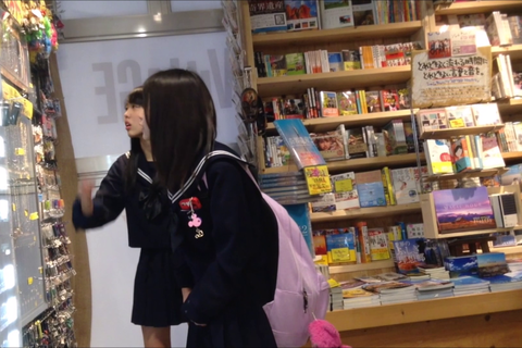 制服女子を見つめる　40