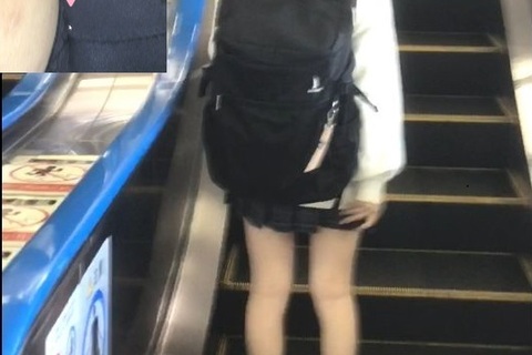 ぴえん系JKの激ミニ制服黒パンティ逆さ撮り