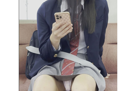 ミニスカ過ぎるJKと電車で対面パンチラ