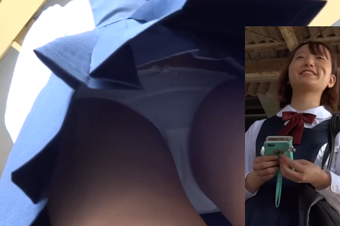 電車待ちの茶髪制服JKを逆さパンチラ風！白パン丸出し