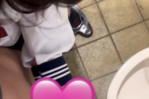 インスタで出会ったセーラーKと多機能トイレで手コキ(フィニッシュまで)
