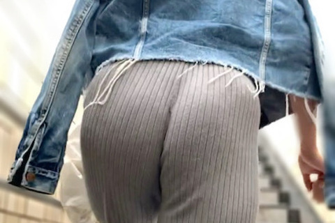 「ギャルママ登場！割れ目に食い込み縦スジがエロ過ぎる」