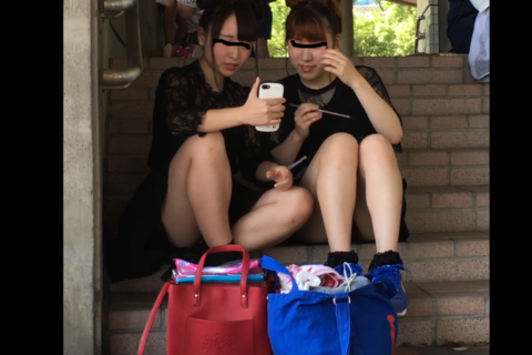 待機中美少女　ムチムチのしゃがみエロ脚を凝視　前編