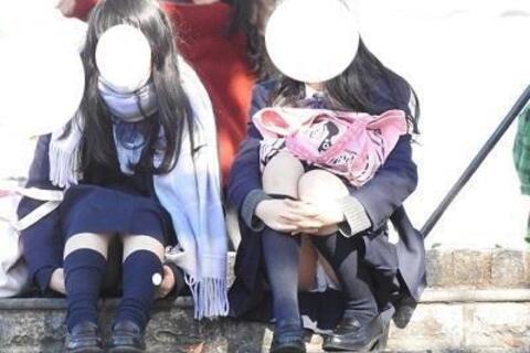 制服姿の可愛いコを発見！！（ＦＨＤ）大変です！！パンツが見えてますよ８