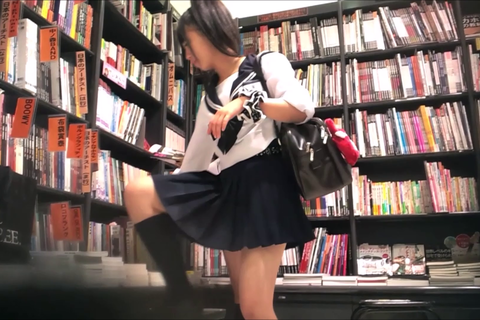 制服女子を見つめる　12