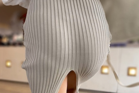 《誘惑の塊！深いスリットがエロい肉感フェロモンモデル》