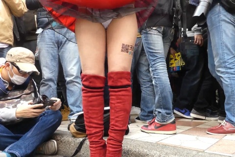 有名コスプレイヤーさんにも容赦ないローアングル狂カメコたち2