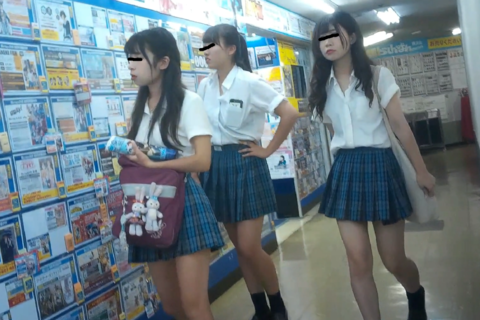 グッズショップに現れたイケてる3人組　追いかけパンチラ