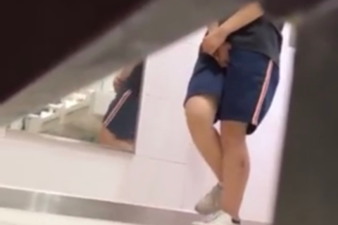 Cの前押さえ我慢 トイレ内編