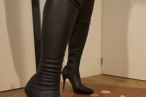 コメックスのピンヒールニーハイブーツでクッキー踏み潰し　＃...