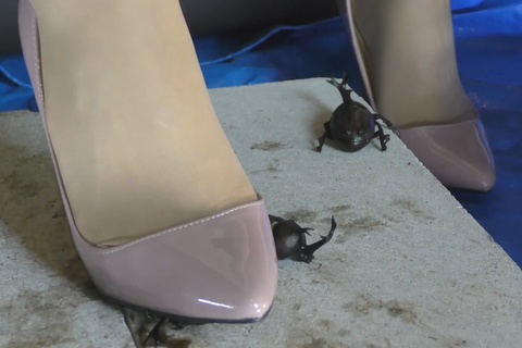 復刻　めいちゃんのピンクエナメルヒールで兜クラッシュ　１