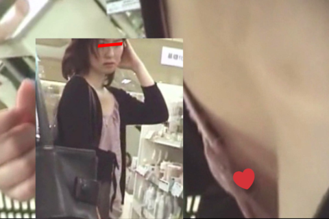 色気ムンムンな人妻たちの胸チラ。