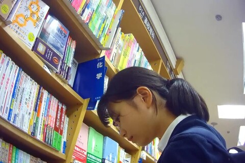 パンチラを追い求めて危険を承知で撮りました