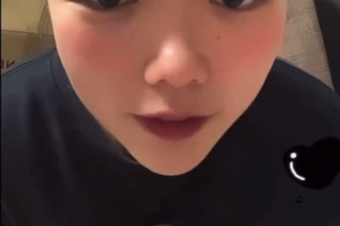 ドジな子がタイツ見せようとしておっぱい胸チラ