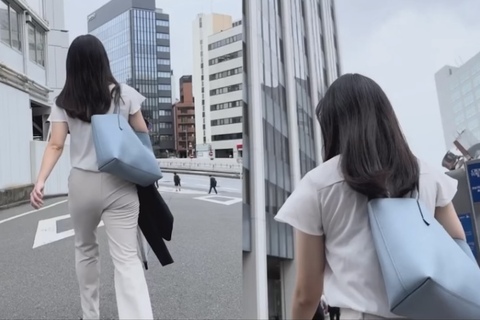お尻とパンティ丸見えです