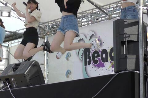 ビーチの歌姫たち＃001：【4K動画】真夏のステージでへそ...