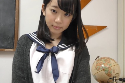 架乃ゆら、セーラー服　ピンクの花柄