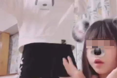 はしゃいでるかわいい子達の配信