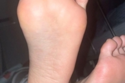 地元の寝台列車で寝てる女の子たちの足裏を撮影