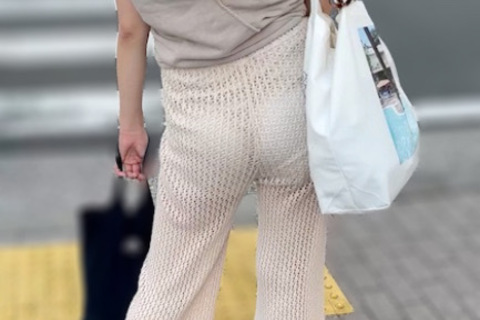 《買い物帰りのニットパンツモデル》