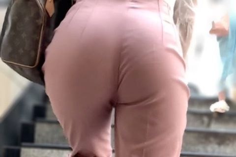 《ローアングル！100点満点の履きこなしのハイウエストパンツ》