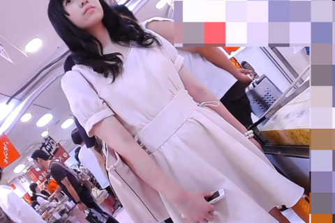 ピンクワンピース女子ブルーフラワーパンチラシーン♡