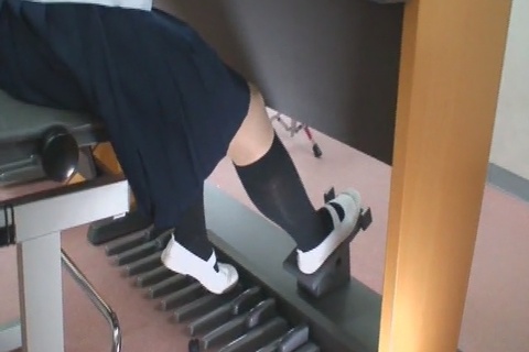 上履きでエレクトーンペダル　セーラーコスプレ編