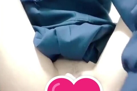 セーラー服で公開オナ