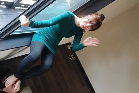 窓のそばで気付かれないように密かにみくちゃんに素足で顔面踏...