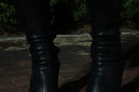 ピンヒールロングブーツでシュークリーム踏み潰し（野外編）　...