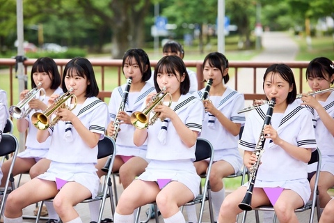 吹奏楽部女子高生 パンツ丸見え演奏会