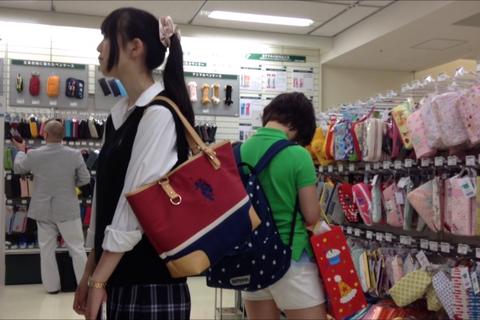 制服女子を見つめる　43