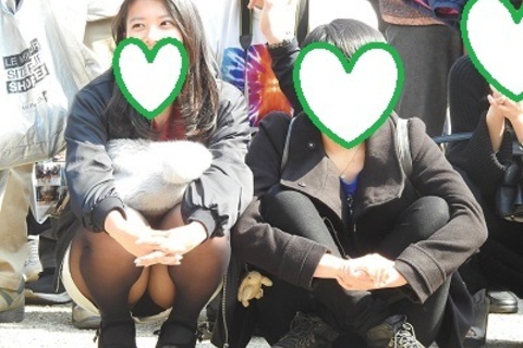 お座りお姉さん発見！！（ＦＨＤ）大変です！！パンツが見えて...