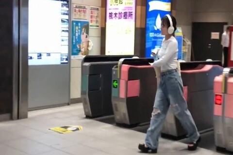 歩く歩く！！揺れる揺れる！！！きれいなお姉さんの巨乳！！！...