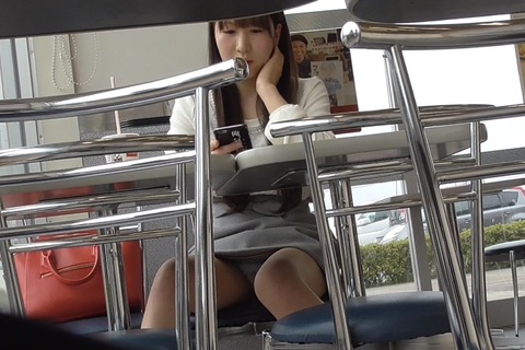 マク〇ナルドでお股がユッルユルな女の子。