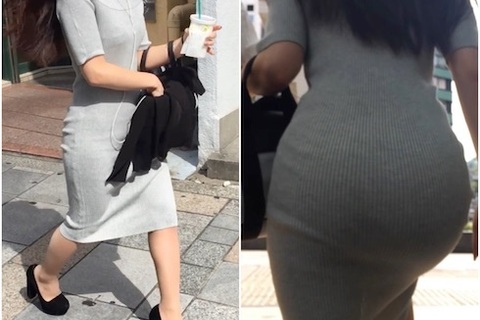 「理想的な身体に張り付くグレーのニットワンピース姿」