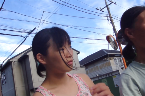 おばあちゃんと散歩中の女子大生の声かけ胸チラ