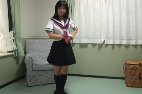 グラビアアイドル真奈　セーラー服脱ぐ